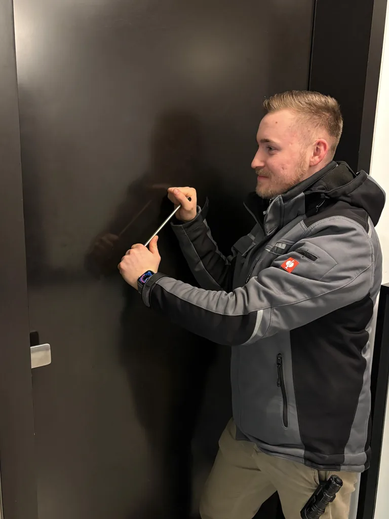 Monteur bei einer Türöffnung im Notdienst